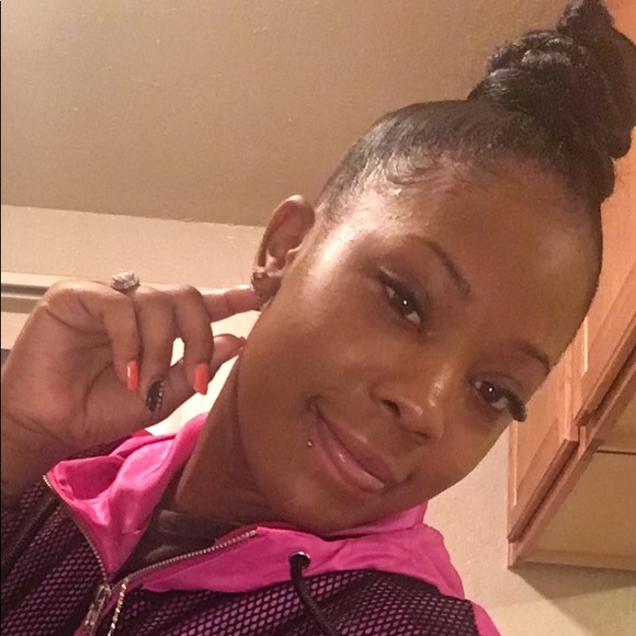 Meet your Posher, Demia - Picture 1 of 1